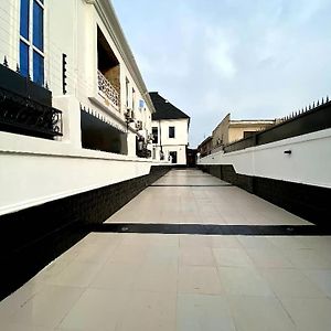 Luxury 2Bed, 24Hrs Light, Netflix, Wifi In Gbagada Apartment Lagos Exterior photo