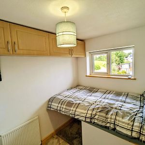 Single Room, Smart Tv, 5 Minute Walk From Train Station Bolton Exterior photo