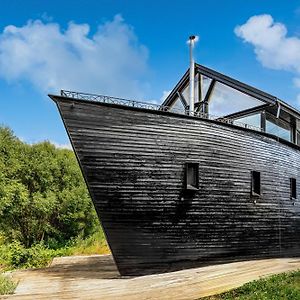 Unique Boat Shaped House At Lakefront #Instaworth Villa Liptovsky Mikulas Exterior photo