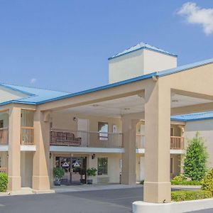 Days Inn & Suites By Wyndham Pine Bluff Exterior photo