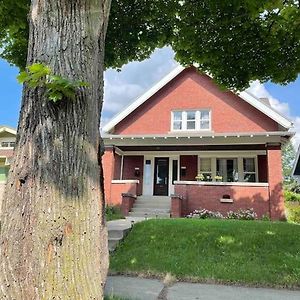 Charming And Bright Craftsman Home Milwaukee Exterior photo