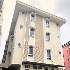 Oyo 93808 Lincoln Dormitory Hotel Tangerang Exterior photo