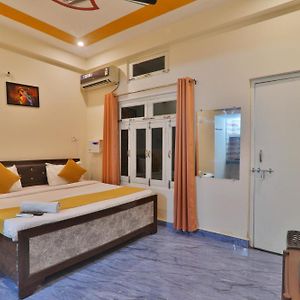 Ramayya Family Hotel Fully Air Condition Spacious Room And Free Wifi With Free Pick Up From Station Ayodhya Exterior photo