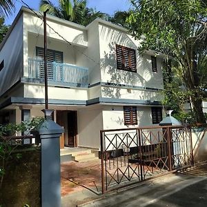 Krishnarpanam 2Bhk Villa In Guruvayoor- Only For Families Guruvayur Exterior photo