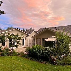 Five Gables B&B Qualicum Beach Exterior photo