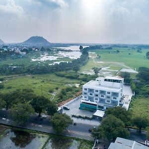 The Lotus Hotel Visakka Palani Exterior photo