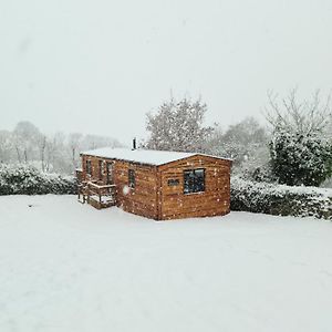 Timber Chalet Lodges With Hot Tubs Skipton Exterior photo