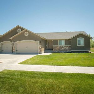 3 Car Garage Full Kitchen Large Backyard Smart Tvs Villa Idaho Falls Exterior photo