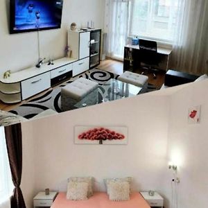 3 Rooms Apartment, Top Center, 1St Floor, Aubg, Free Parking, Pc I5 Ssd, 3 Led Tvs 200 Channels, Wifi, Terrace, Easy-Late Check-In, Stay Before Greece Blagoevgrad Exterior photo