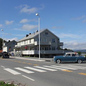 Ulvsvag Gjestgiveri Og Fjordcamping As Hotel Exterior photo