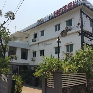 Royal Platinum Hotel Yangon Exterior photo