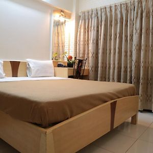 Hotel Woodland Malad Room photo