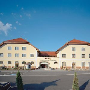 Landzeit Restaurant Voralpenkreuz Hotel Sattledt Exterior photo