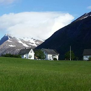 Donhaug Gjestegard Bed & Breakfast Uskedalen Exterior photo