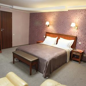 Zlata Praha Premium Hotel Zaporizhia Room photo