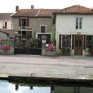 Chez Monique Hotel Doulaincourt-Saucourt Exterior photo