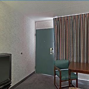 America'S Best Value Inn & Suites - Memphis/Graceland Room photo