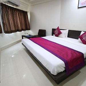 Oyo Rooms Yagnik Road Rajkot Exterior photo