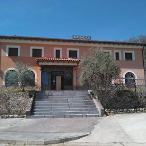 Hostal Miraflor De Las Cadenas Hotel Cuacos De Yuste Exterior photo