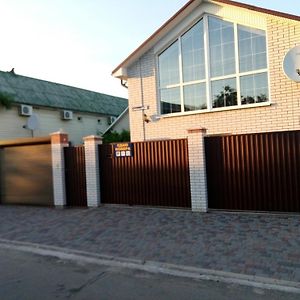 Guest House Gostinnyi Berdiansk Exterior photo