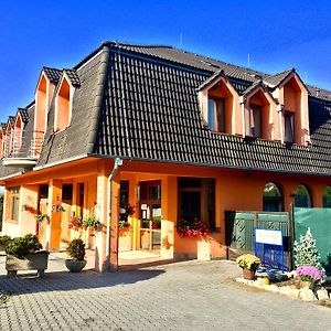 Hotel Senica, Garni Exterior photo