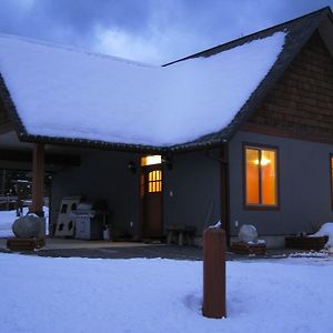 Mountain Town Properties Aladar'S Guest Cabin Hotel Rossland Exterior photo