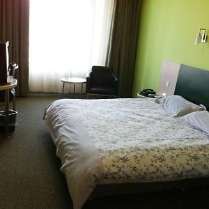 Motel 168 Shanghai Waigaoqiao Pilot Ftz Zhouhai Road Branch Exterior photo