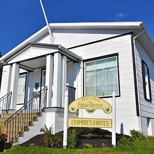 Le Petit Hotel La Passe Pierre Par La Galouine Tadoussac Exterior photo