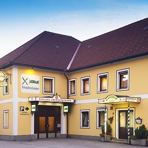 Gasthof Mandorfer Hotel Horsching Exterior photo