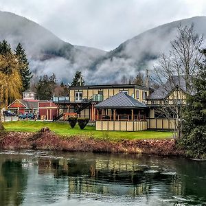 Riverside Inn Lake Cowichan Exterior photo