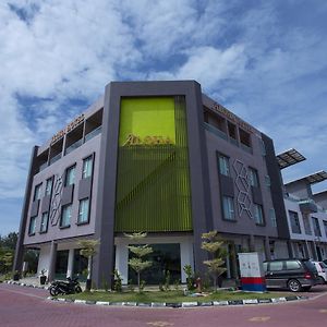 Aloha Hotel Sdn Bhd Pontian Kecil Exterior photo