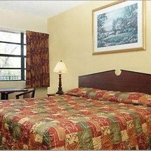 Econo Lodge Inn And Suites Fort Lauderdale Room photo