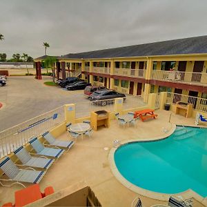 Deluxe Inn And Suites Raymondville Exterior photo