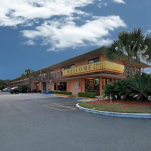 Super 6 Inn & Suites Pensacola Exterior photo