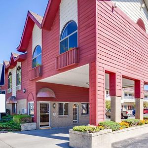 Super 8 Beachfront By Wyndham Mackinaw City, Mi Exterior photo