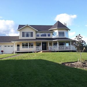 Harvelle House Bed & Breakfast Summerland Exterior photo