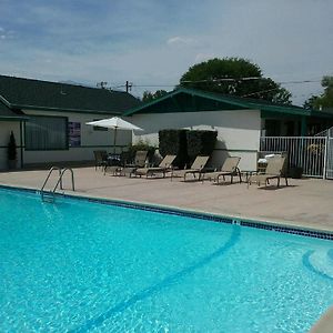 Bishop Village Motel Exterior photo