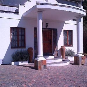 Six Valk Avenue Guest House Sandton Exterior photo