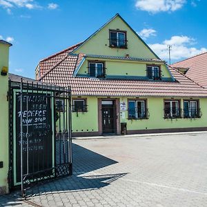 Penzion Eden Hotel Znojmo Exterior photo