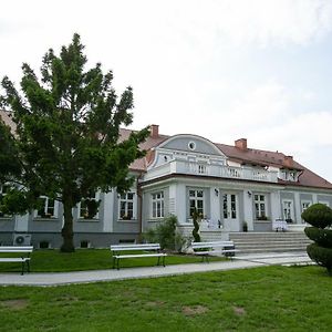 Mazurski Dwor Hotel Olecko Exterior photo