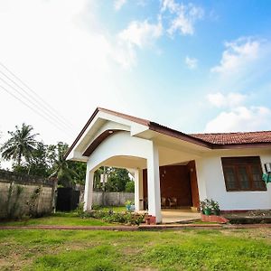 Yoho Airport Way Bungalow Hotel Negombo Exterior photo