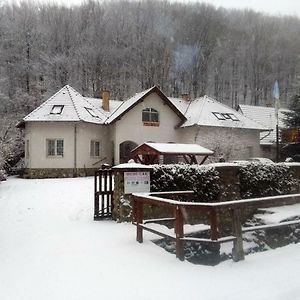 Hudi-Lak Vendeghaz Hotel Háromhuta Exterior photo