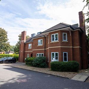 Flexi-Lets@Old Rectory Court, Frimley Apartment Exterior photo