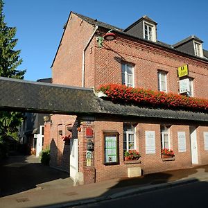 Hotel Restaurant La Paix La Robe Et Le Palais Forges-les-Eaux Exterior photo