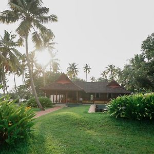 Vismaya Lake Heritage Hotel Turavur Exterior photo