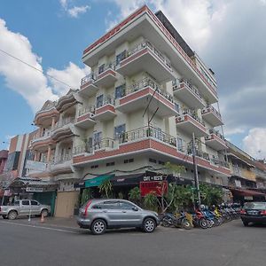 Reddoorz At H Agus Salim Street Pontianak Hotel Exterior photo