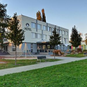 Hotel Bily Pav Benátky nad Jizerou Exterior photo