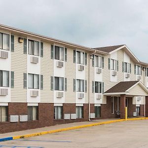 Amerihost Inn & Suites Kingdom City Exterior photo