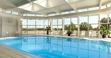 hotels in east rutherford nj with pool